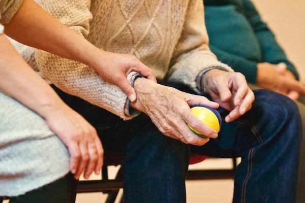 政府统一买的60岁以上意外险可以赔偿多少？精神病人赔吗？