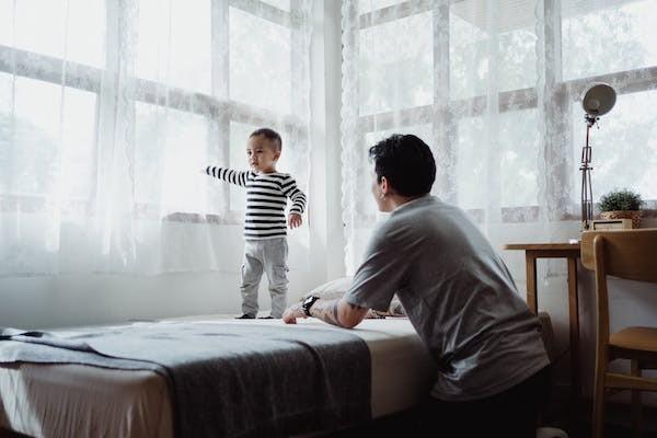 幼儿园合同工有五险一金吗？一个月多少钱？